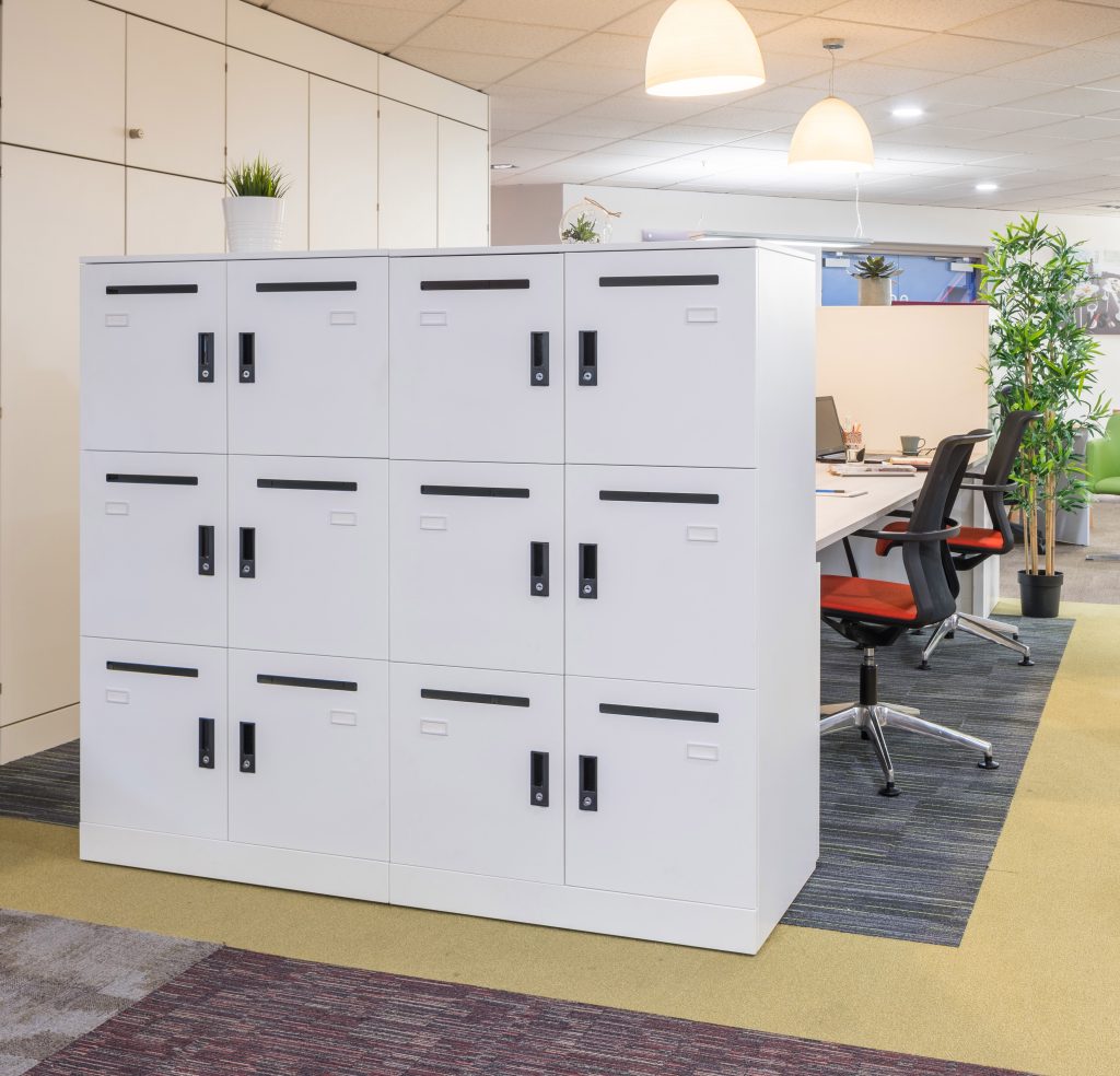 2018-08-24 151244 Showroom pics – tambur unit & desk-2_CLIP